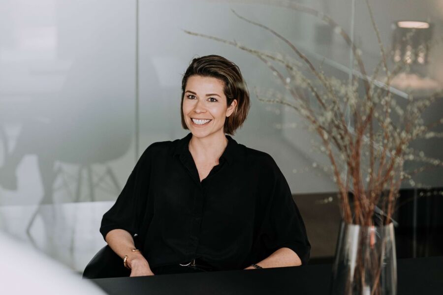 Rabea Hahn &ndash;&nbsp;Gesellschafterin und Gr&uuml;nderin von WHITEVISION sitzt in der Premium Healthcare Marketing Agentur f&uuml;r Arztpraxen und berichtet &uuml;ber die letzten 20 Jahre