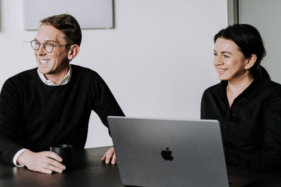Die beiden Gesch&auml;ftsf&uuml;hrer der Markenagentur. f&uuml;r den Gesundheitsmarkt WHITEVISION &ndash; Patricia Schneider und Jens Lichte &ndash; sitzen in der Agentur und unterhalten sich.