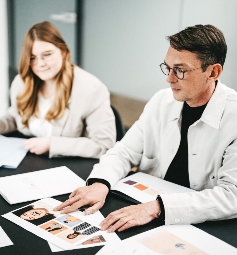 Zwei erfahrene Mitarbeiter:innen bei der Erstellung eines Corporate Designs f&uuml;r eine Praxis